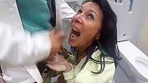 je fais baiser ma chienne dans les chiottes d une aire de repos