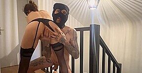 je me fais prendre dans l escalier en mode chienne