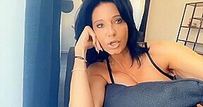 nathalie se touche en solo devant sa cam