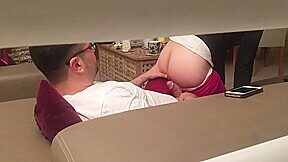 un voyeur matte un couple par la fenetre