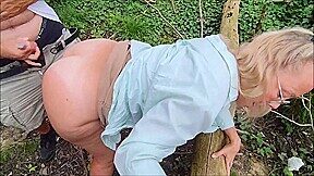 un voyeur se fait sucer par ma femme dans les bois en trio