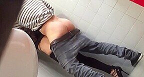 un voyeur filme un couple baiser dans les chiottes