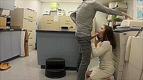 il arrete pas de baiser sa secretaire au bureau
