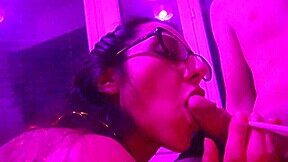 je le suce en tirant sur ma clope