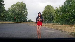 pute arabe danse topless sur un parking