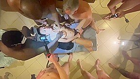 mega bukkake d une belle mature brune