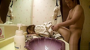 Upskirt japanese model receives oral