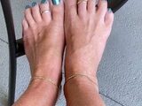 Amateur Foot Fetish Girlfriend Sucks and gives a Footjob