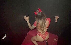 de bonnes bites a vider au gloryhole pour lia