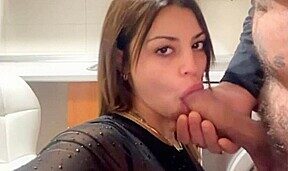 jeune etrangere tire une pipe de reve