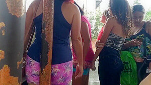 Novinha magrinha gostosa no ponto de onibus