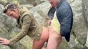 pam organise un trio dans les montagnes avec un amie