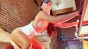 sa femme portant de la lingerie sexy le baise a fond