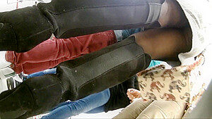 upskirt sous la jupe botte et collant